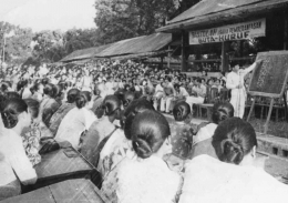 Presiden Sukarno turut membantu memberantas buta huruf di Yogyakarta, November 1946, Sumber: ANRI, Inventaris Arsip IPPHOS No. 260