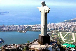 Patung Christ The Redeemer di Gungung Corcovado, Rio de Janeiro, Brazil (Foto: sfmhd/Fotolia via britannica.com)