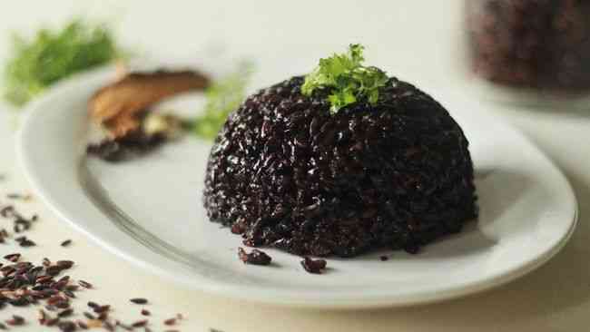 Nasi hitam, banyak manfaatnya namun kurang dihidangkan dalam menu keluarga (dok foto: CNN Indonesia)