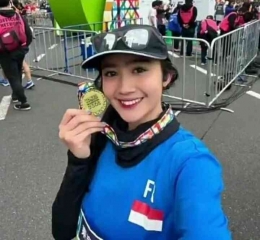 Potret Febby Rastanty dengan medali Tokyo Marathon dan senyum bahagia. Sumber: Instagram Stories Febby Rastanty