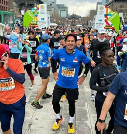 Potret Ibnu Jamil ditengah suasana keseruan Tokyo Marathon 2023. Sumber: Instagram Ibnu Jamilo
