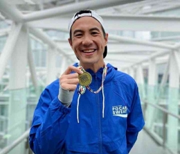 Potret Daniel Mananta dengan medali Tokyo Marathon. Sumber: Instagram VJ Daniel