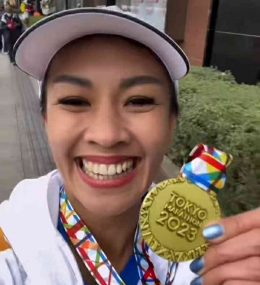 Potret Melanie Putria dengan medali Tokyo Marathon 2023 juga dengan senyum bahagia. Sumber: Instagram Melanie Putria.