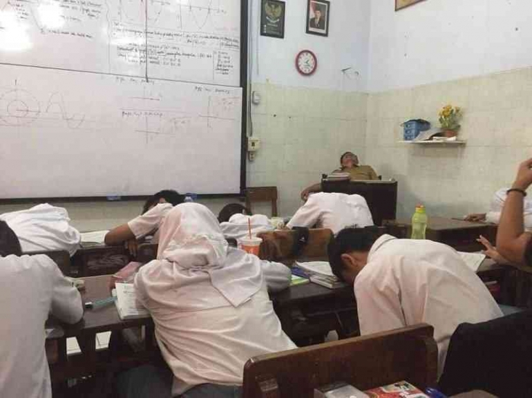Foto Meme Siswa dan Guru Tidur Di Kelas(twitter.com/hengki)