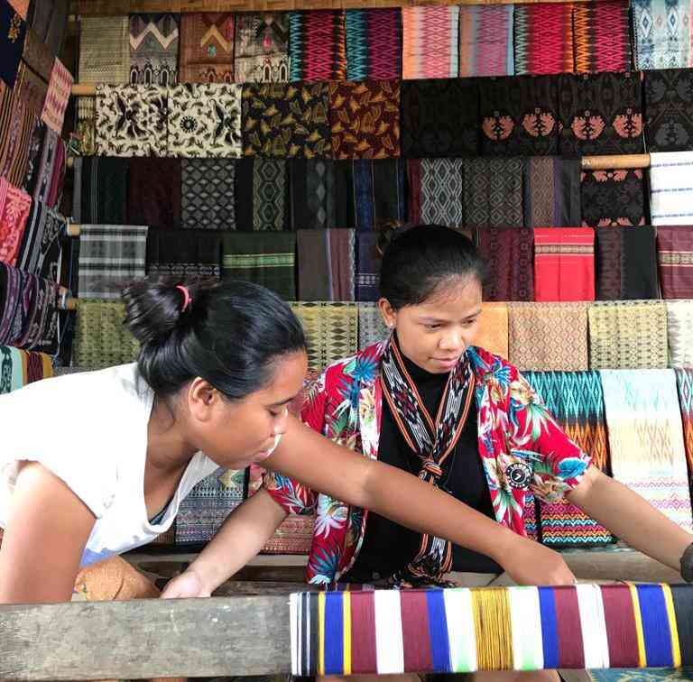 Pengunjung saat diajarkan cara menenun. (Foto: Dokumentasi Pribadi)