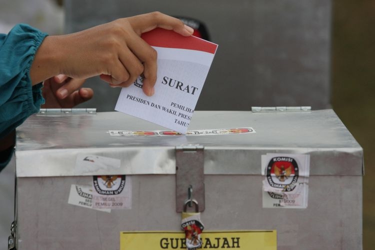 Ilustrasi: Pemilu, Memasukan surat suara. (Foto: KOMPAS/MAHDI MUHAMMAD ) 