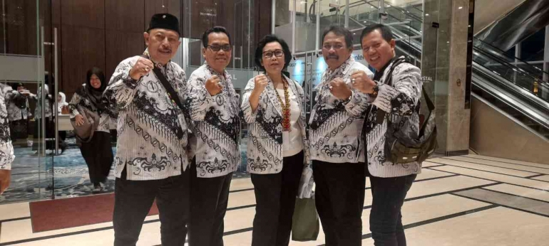 Prof Unifah Rosyidi bersama pengurus PGRI/dokpri