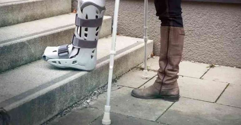 https://worldcrutches.com/wear-walking-boot-tips/
