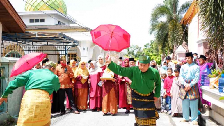 Silat payung, salah satu tradisi pernikahan melayu Riau (Dok. Pribadi/ Rion Nofrianda) 