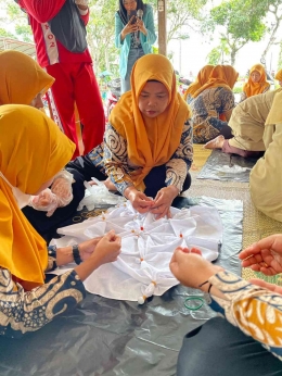 Pelatihan Pembuatan Batik Jumputan untuk Kelompok Ibu-Ibu PKK Desa Pojok (Dokpri)