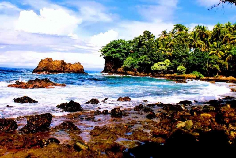 Image:  Pantai yang berbatu dengan sedikit pasir (Photo by Merza Gamal)