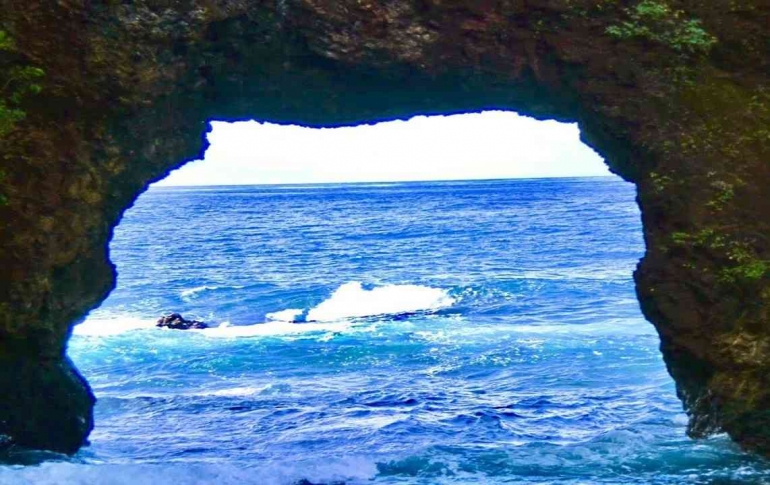 Image: Ikon Pantai Pintu Kota Ambon yang merupakan tebing yang menjorok ke laut berbentuk seperti gerbang (Photoby Merza Gamal)