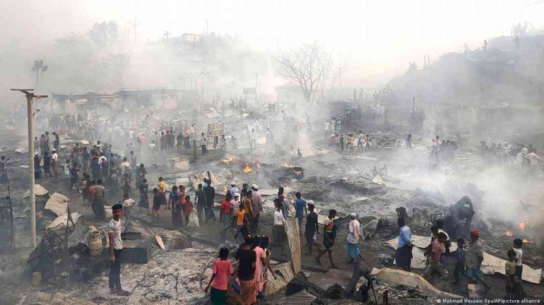 Kebakaran membuat 12.000 orang mengungsi. Foto: Mahmud Hossain Opu/AP/picture alliance 