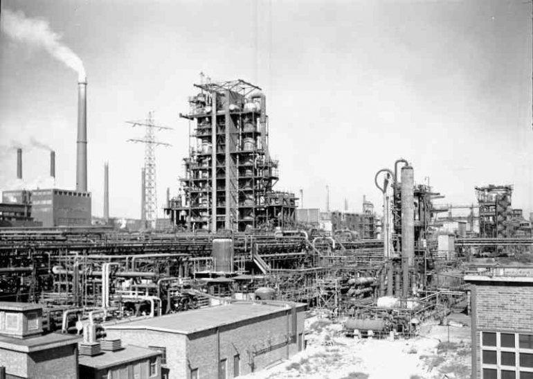Kompleks Industri Leunawerk, salah satu kompleks industri kimia terbesar Jerman. Attribution: Bundesarchiv, DH 2 Bild-F-01930 / CC-BY-SA 3.0  