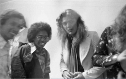 Lumayan, sempat berfoto dengan gitaris Deep Purple Tommy Bolin setelah jumpa pers di Hotel Sahid Jaya, Jakarta (3/12/1975). David Coverdale cuma kelihatan bajunya berlengan kembang di kanan. (Foto Istimewa)