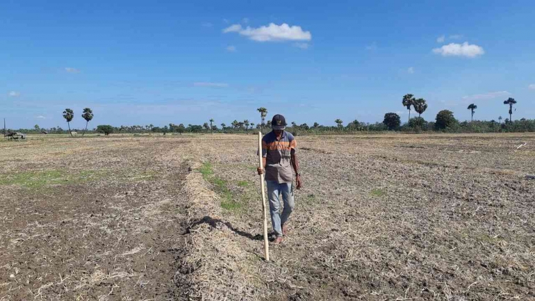 Seorang petani di Desa Manusak, Kabupaten Kupang, NTT, menanam jagung, di lahan gersang. Butuh etos ketja tinggi menjalaninya (Foto: kompas.com/Gransisku Pati Herin).