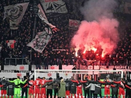 Suporter Eintracht Frankfurt dilarang menghadiri pertandingan akibat penyerangan terhadap pendukung Napoli sebelum leg pertama. (twitter.com/welt)