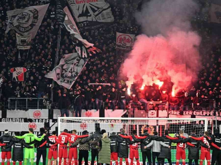 Suporter Eintracht Frankfurt dilarang menghadiri pertandingan akibat penyerangan terhadap pendukung Napoli sebelum leg pertama. (twitter.com/welt)