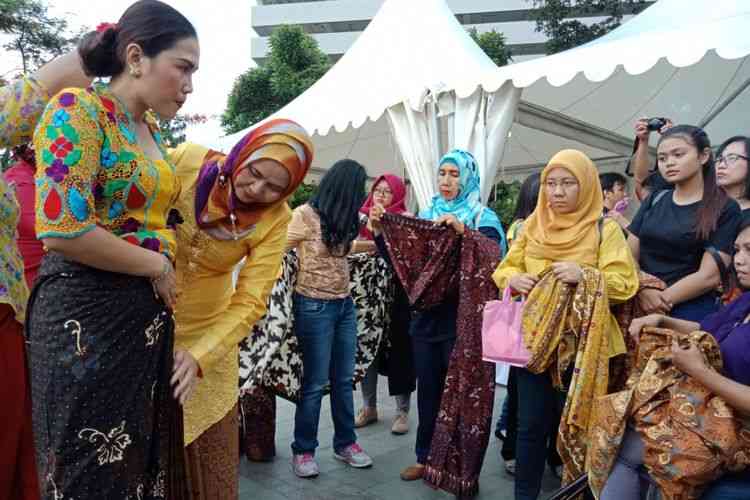 Ilustrasi para perempuan dalam memakai kebaya | Foto: Kompas.com