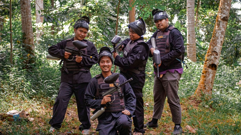 Wisatawan tampil eksis sebelum memulai permainan paintball. Foto: Dok. Niagara Rafting