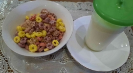 Foto Semangkuk Froot loops dan segelas susu. Dokpri Yuliyanti
