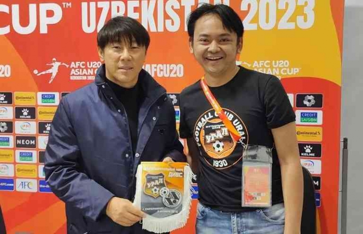 Bersama pelatih tim nasional Indonesia Shin Tae Yong di Piala Asia U20 Uzbekistan ( Dokumen pribadi penulis )