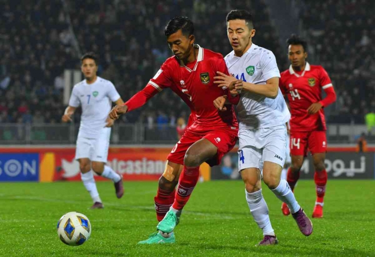 Perjuangan pemain timnas Indonesia saat laga terakhir grup melawan Uzbekistan ( Official AFC )