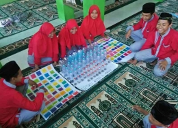 Siswa kelas 9 melakukan permainan dari game edukasi yang diciptakan dari botol bekas minuman (foto dokpri)
