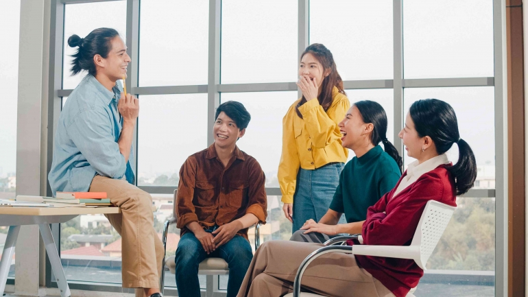 Ekstrovert dalam suatu pertemanan (sumber: freepik)