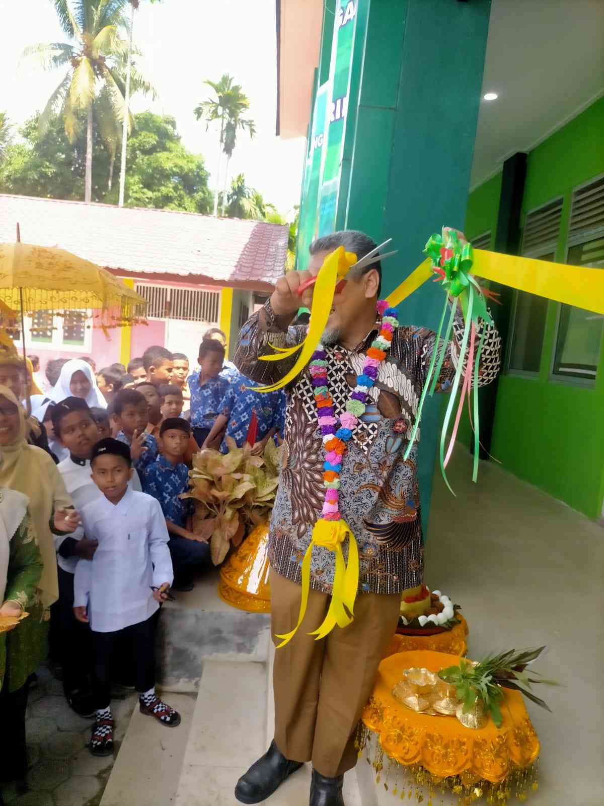 Kepala Kankemenag Nagan Raya Resmikan Gedung Ruang Kelas SBSN MIN 12 ...