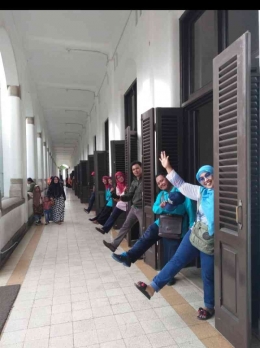 Rekan guru berpose di pintu-pintu Gedung Lawang Sewu (foto : dokpri)