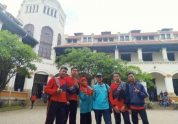 Penulis (tengah) bersama rekan guru dan siswa di depan gedung Lawang Sewu Semarang (foto : dokpri)