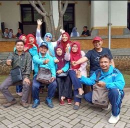 Penulis (tengah) bersama rekan guru dan siswa di depan gedung Lawang Sewu Semarang (foto : dokpri)