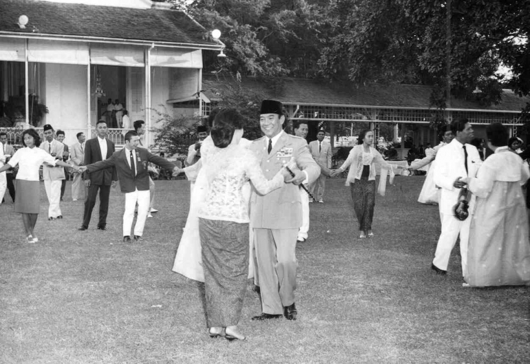 Sukarno menari dalam malam perpisahan atlit Asian Games IV di halaman Istana Merdeka. 5 September 1962. Sumber: ANRI, Kempen Jakarta No. AG-6494
