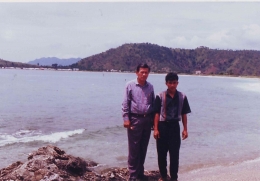 Bernard dan O. Nadine di Dili barat, tak jauh dari bandara Comoro (sekarang bandara Nicolau Lobato). Foto: Parlin Pakpahan.