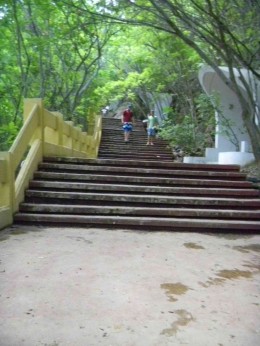 Undakan tangga yang berkelak-kelok menanjak menuju Cristo Rei. Foto: Parlin Pakpahan.