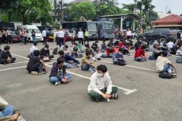 Para pelajar yang diduga hendak tawuran saat diamankan di Mapolres Metro Tangerang Kota, Kota Tangerang, pada Selasa (31/8/2021).((istimewa))