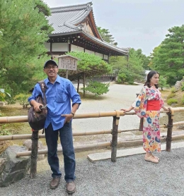 Gadis Jepang dengan pakaian Yukata di area Kinkaku-ji. Dokumen pribadi