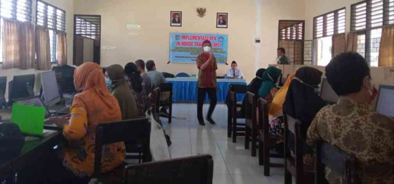 Ilustrasi Ketua Komunitas Belajar Guru Penggerak Lombok Barat berbagi kepada sejawat di sekolah (Foto: Dokumentasi Pribadi) 