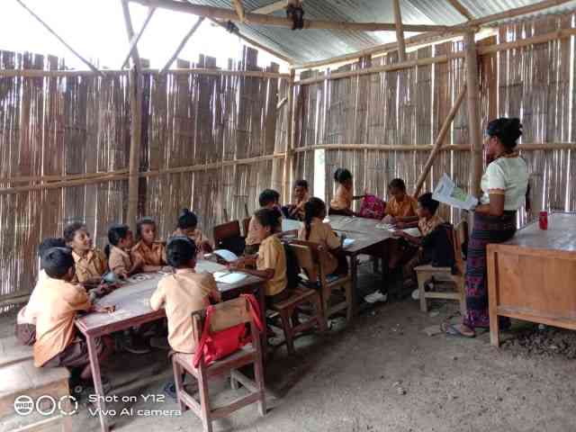 Kami tetap rajin belajar sekalipun gedung sekolah kami tak layak. Foto: SDN Kujowongga, Kec. Palue, Sikka, NTT (kumparan.com)