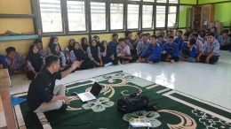 Petrus saat menyampaikan materi tentang lecture kepada siswa-siswi  SMAN 1 Matan Hilir Utara (MHU) Ketapang. Foto : (Yayasan Palung). 