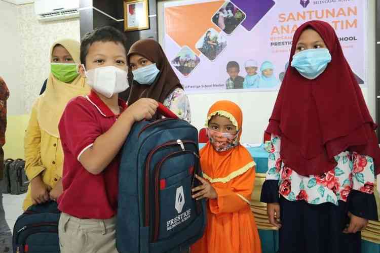Ilustrasi mengajak anak melakukan kegiatan santunan anak yatim. (Dok Prestige School via Kompas.com)