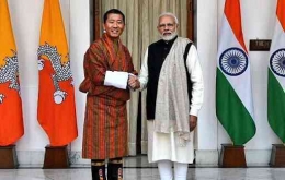 Perdana Menteri India Narendra Modi (kanan) bersalaman dengan Perdana Menteri Bhutan di New Delhi. | Sumber: twitter/MEAIndia/swarajyamag.com