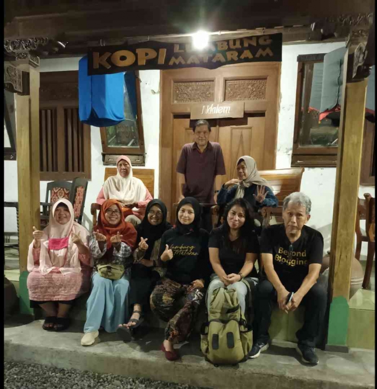 Bersama teman Komunitas Click Kompasiana di Kopi Lumbung Mataram Yogyakarta dalam acara Click Goes To Jogja. | Foto: dokumen pribadi.