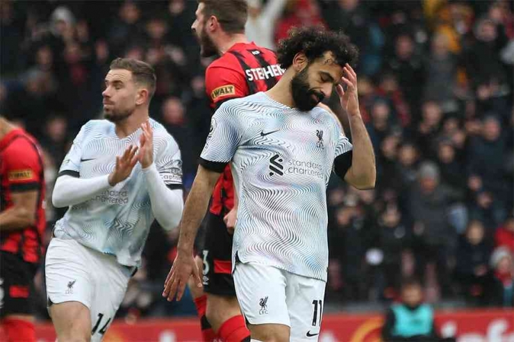 Reaksi Mohammed Salah usal gagal mengeksekusi tendangan pinalti melawan Bournemouth. Sumber Gambar: @FaktaSepakbola