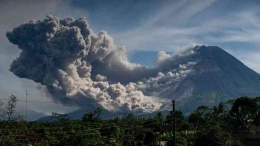 Awan panas Gunung Merapi, 12 Maret 2023, foto: Antara Foto/Andreas Fitri Atmoko dari news.detik.com