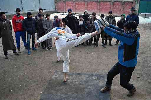 Seorang gadis dari Kashmir melatih seni bela diri di kota Budgam. | Sumber: Ahmer Khan/csmonitor.com