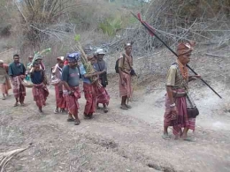 Mengajak anak mengikuti prosesi adat di kampung sebagai bagian dari edukasi (dokpri)