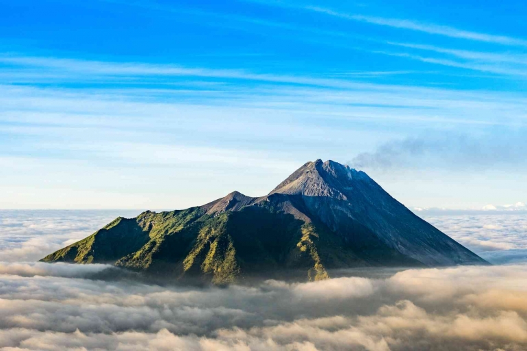 Gunung Merapi dari arah puncak Gunung Merbabu (Foto: Frenky Harry, Unsplash)