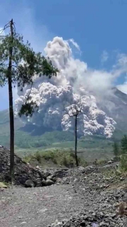Semburan awan panas gunung Merapi yang terjadi Sabtu (11/3) | Sumber: Grup WA SMAN 1 Ponggol 